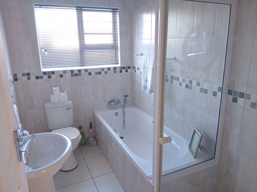 3 Bedroom Property for Sale in Heiderand Western Cape
